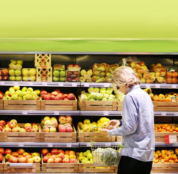 男子在市场上买水果图片下载