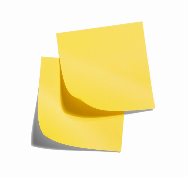 墙上贴着两张黄色的办公室便签纸。组织案例、提醒、信息的极简概念。图片下载
