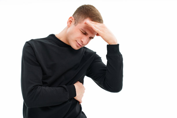 一个穿着黑色衣服的男人在白色背景上抱着她的头。头痛或耳痛图片下载