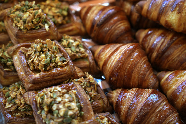 面包店里陈列着新鲜出炉的糕点图片下载