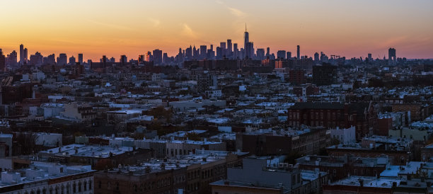 日落时分，曼哈顿市中心和自由塔映衬着五彩缤纷的天空。布鲁克林住宅区的远景。超大，高分辨率的缝合全景。图片下载