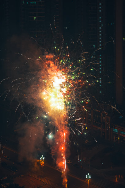 城市夜晚的烟火图片下载