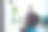 妇女在家里锻炼和做深蹲有球图片下载