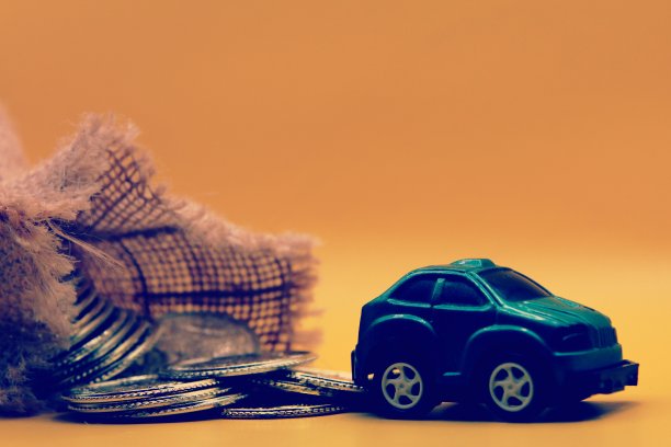 车贷概念，存钱买车概念，车换现金概念，金融概念图片下载