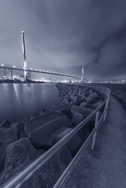 夜间吊桥和大坝图片下载