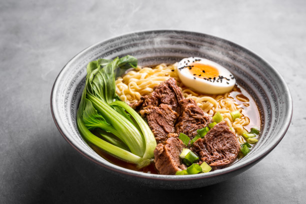 热气腾腾的牛肉拉面图片下载