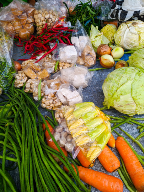 传统市场上出售多种生蔬菜图片下载