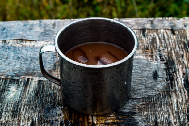 近距离的一杯巧克力冰不锈钢图片下载