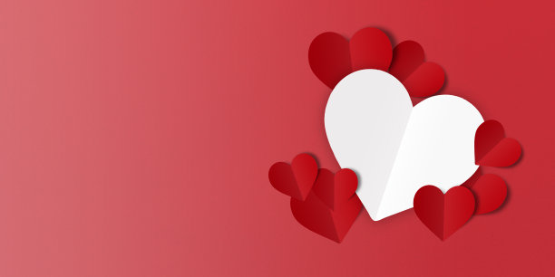 红心纸屑在红色的纸屑背景。情人节图片下载