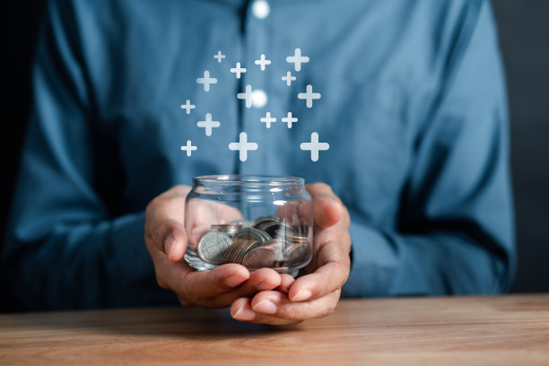 商人持有钱罐，捐赠，储蓄，筹款慈善，家庭财务计划，通货膨胀，退休金，投资，退休的概念图片下载