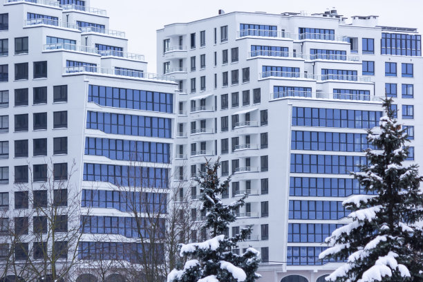 在冬季的现代未来城市中心，玻璃高层建筑的钢蓝色背景。成功的工业架构的商业概念图片下载