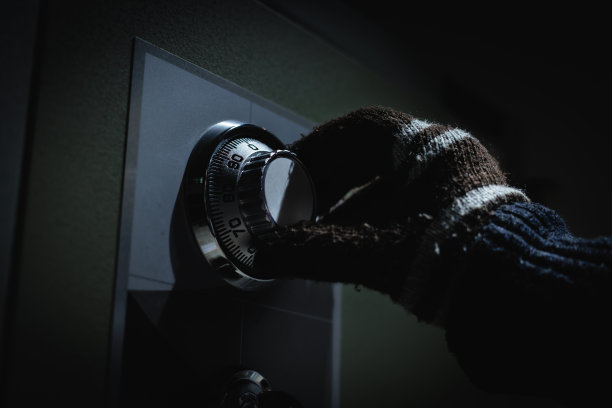 偷的时候戴上手套，戴上密码，拨开保险箱，然后把钱偷走。把钱和贵重物品放在老式的钢保险箱里。偷窃或保管钱财和贵重物品。图片下载