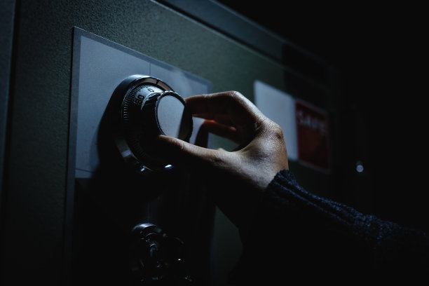 在拨盘上输入密码打开保险箱。把钱和贵重物品放在老式的钢保险箱里。偷窃或保管钱财和贵重物品。图片下载