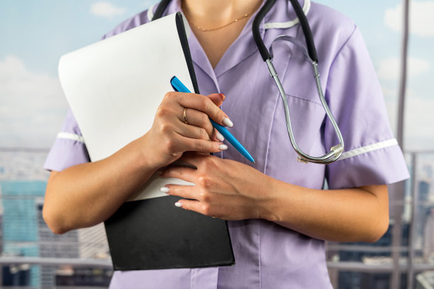 医生穿着统一的听诊器阅读患者资料文件进行手术会诊。图片下载