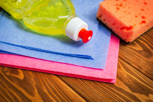 液体洗涤剂，垫和毛巾，在木板上洗涤图片下载