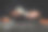 专业的电工师傅接灯泡。在车间工作时，工作人员在工作台上的特写图片下载