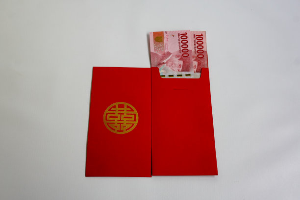 印有印尼钞票的红包。中国农历新年的钱口袋Ang Pau。象征着好运和繁荣。图片下载