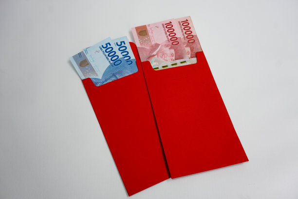 印有印尼钞票的红包。中国农历新年的钱口袋Ang Pau。象征着好运和繁荣。图片下载