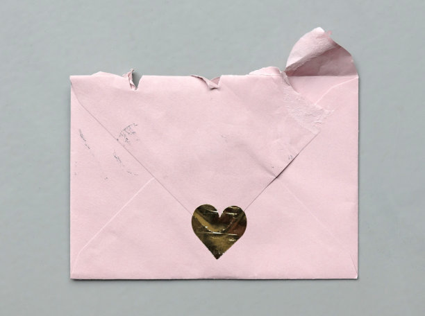 灰色背景上的破信封图片下载