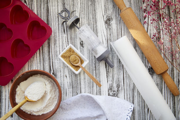 烘焙准备:心形硅胶模具、擀面杖、糖果注射器、釉料、面粉、糖。情人节概念吉普赛人装饰图片下载