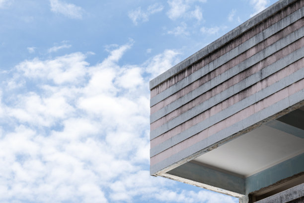 白色水泥屋檐上有雨水的痕迹图片下载