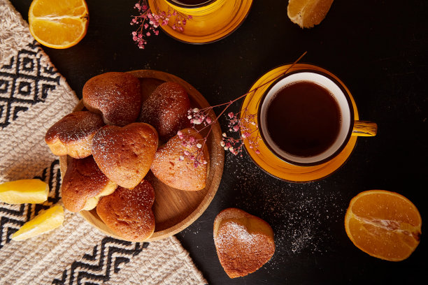 美观的自制心形松饼，橙色口味的情人节平铺。茶时间美学图片下载