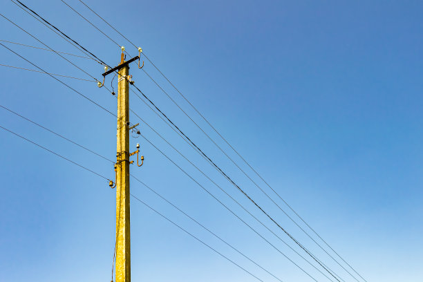 电力电杆与电线在彩色背景接近图片下载