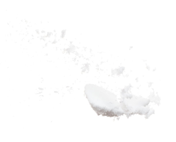 精制盐飞爆炸，粉末白盐爆炸抽象云飞。小地盐溅在空气中，食物对象元素设计。白色背景隔离高速冻结运动图片下载
