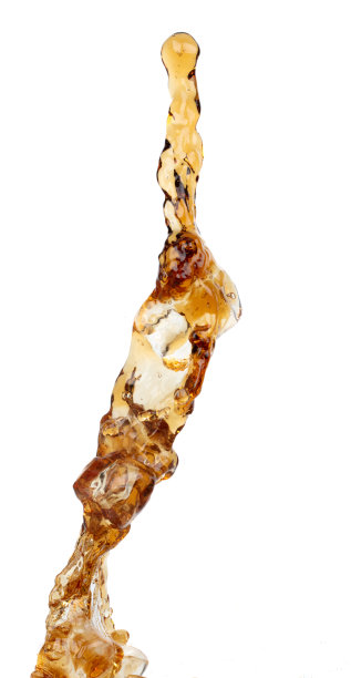 咖啡饮用水和冰块以浓缩咖啡黑咖啡的形状倾泻而下，滴入苏打可乐攻击空中飘动，定格定格镜头。飞溅咖啡可乐饮料图片下载