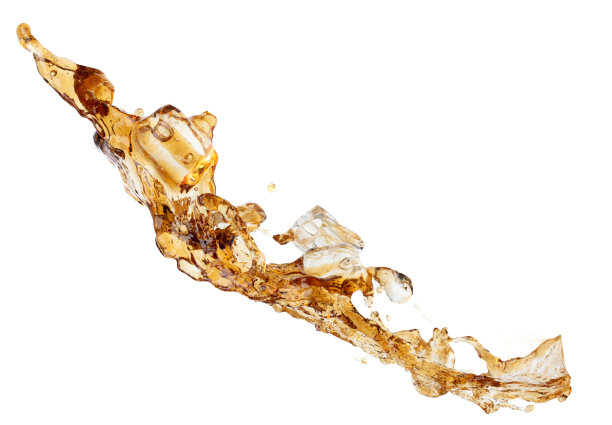 咖啡饮用水和冰块以浓缩咖啡黑咖啡的形状倾泻而下，滴入苏打可乐攻击空中飘动，定格定格镜头。飞溅咖啡可乐饮料图片下载