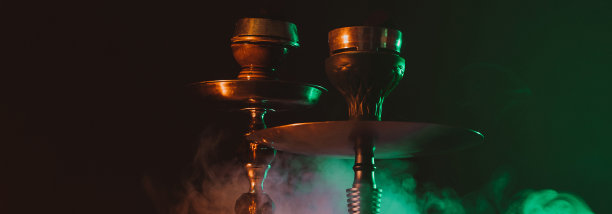 现代水烟，水烟在烟熏黑色背景与彩色照明和烟雾。横宽照片字幕，封面。copy-space图片下载