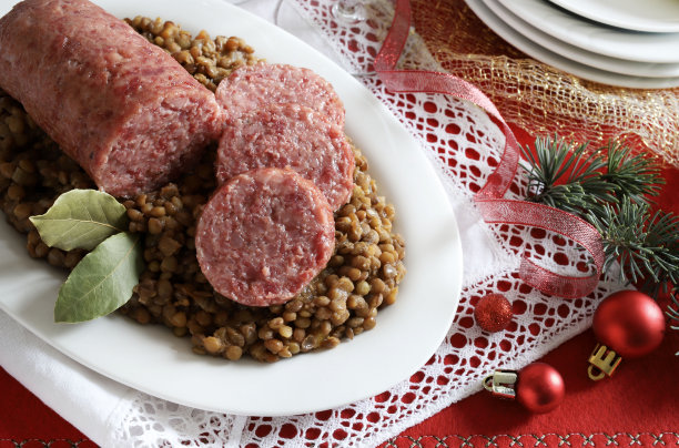 Cotechino和扁豆。圣诞季节。图片下载