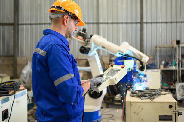 男工程师在电脑笔记本电脑上控制机械臂的专业技术人员，软件机械控制机器图片下载