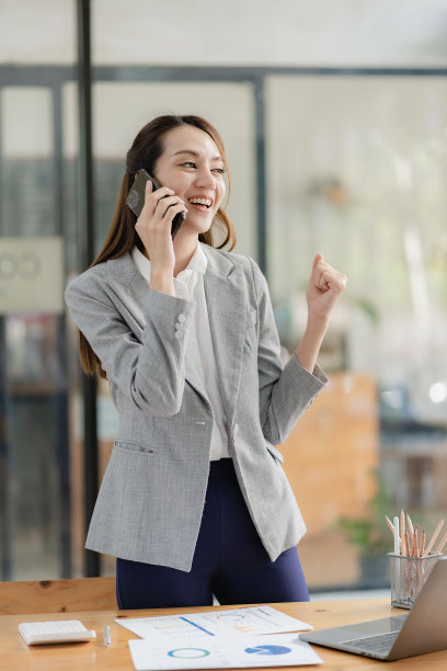 使用各种电子互联网设备的亚洲女商人，拥有平板电脑和笔记本电脑的独立女性，多任务主题，财务会计概念。垂直的图像图片下载