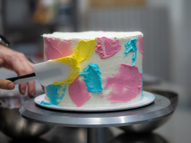 厨师糕点设计师甜点磨砂3层蛋糕装饰与柔和的奶油颜色图片下载