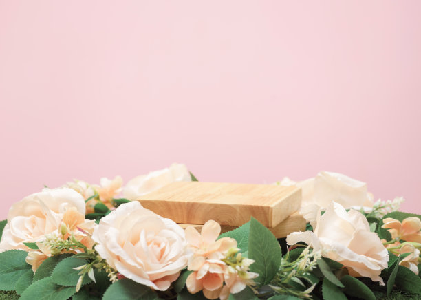 木讲台上米色玫瑰花粉红色粉彩背景与空间。美容美容护肤广告台，豪华浪漫爱情情人节或母亲礼物，产品台座平台展台展示。图片下载