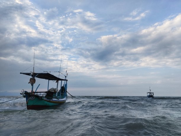 船停在岸边图片下载