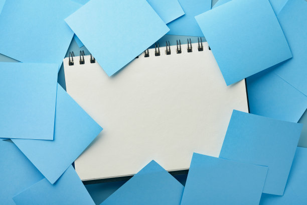 黑色背景的蓝色纸贴纸。有复制空间的空白便利贴准备好了你的信息。新年目标或决心的概念。蓝色星期一的想法。在蓝色背景上平铺复制空间。图片下载