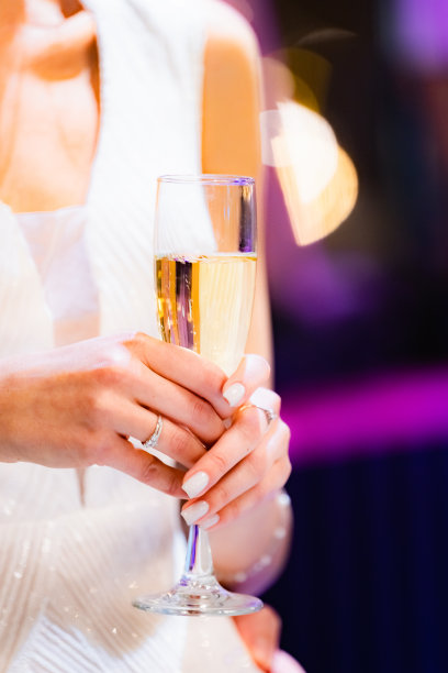 穿着白色衣服的女人拿着酒杯的审美镜头图片下载