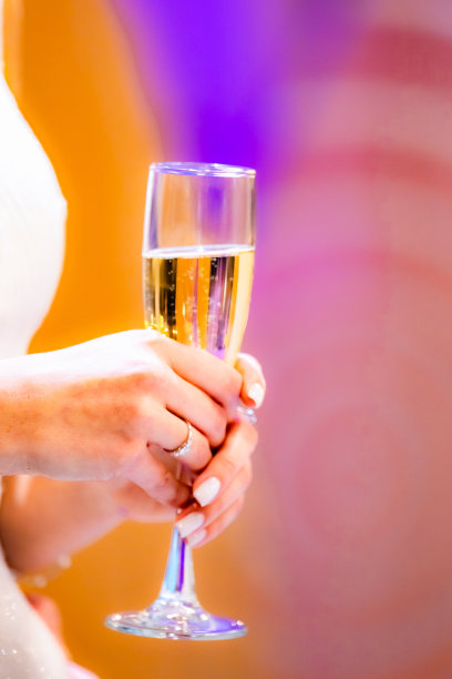 穿着白色衣服的女人拿着酒杯的审美镜头图片下载