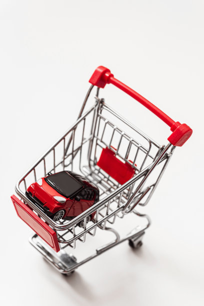 红色玩具车在小购物车里图片下载