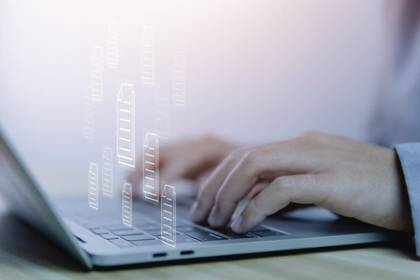 商务人士使用笔记本电脑进行电子文件管理，无纸化办公图片下载