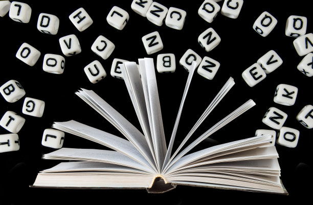 翻开书，黑色背景的立方体上有字母图片下载