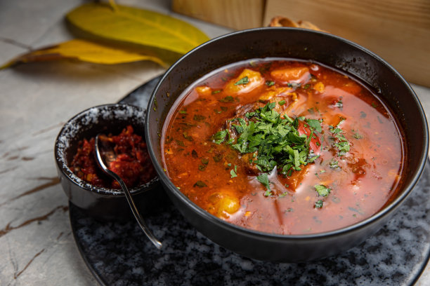 厨师在餐厅里煮的美味汤图片下载