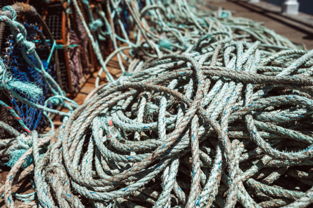 港口里的渔网和渔具图片下载