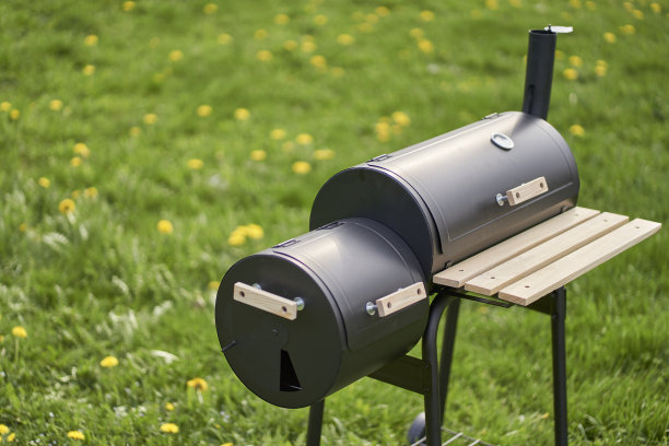 新吸烟者烧烤架。做饭和吸烟的用具。密闭的燃烧和吸烟室。图片下载