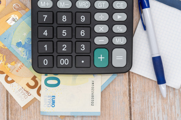 计算器，笔和现金。家庭经济管理。预算根据全球危机调整。本空间图片下载