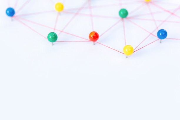 链接实体，区块链，社交媒体，通信网络，两个网络之间的连接。网络模拟在纸上用纱线连接在一起图片下载