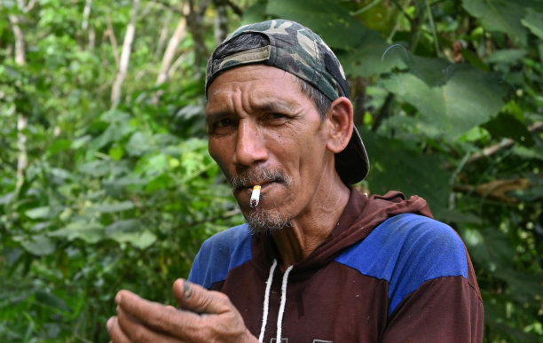 抽烟的男人——照片图片下载