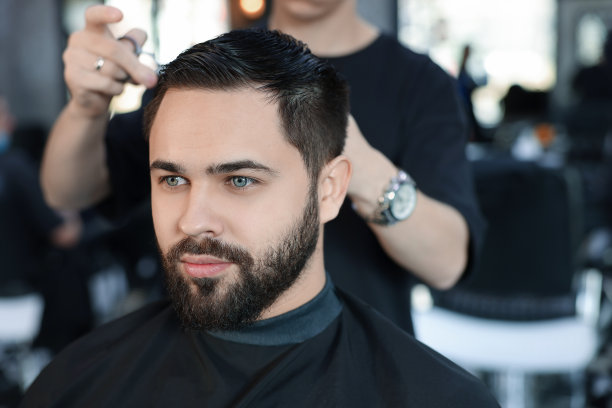 专业美发师在理发店为客户服务图片下载